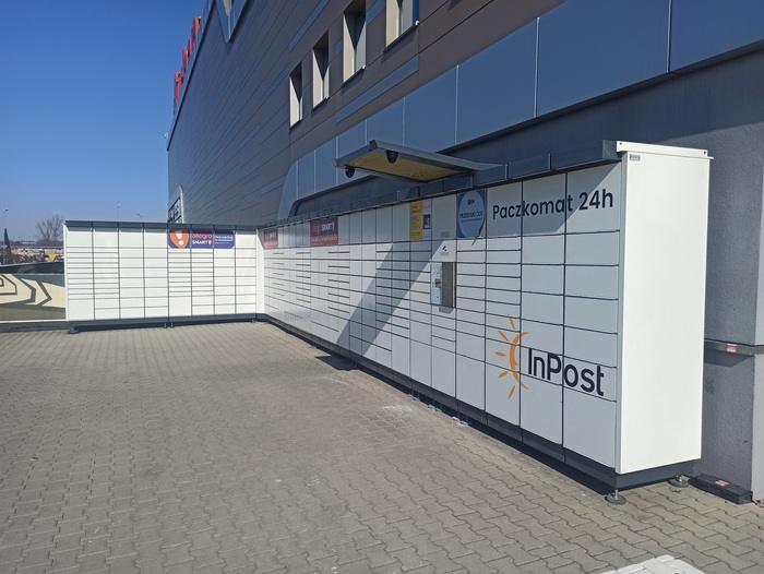 Paczkomat KRA28N Na bocznej ścianie Galerii Bronowice