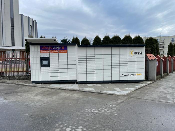 Paczkomat KRA290M Przy wjeździe na parking Kościoła