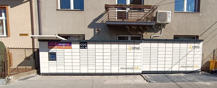 Parcel Locker KRA292M Z boku budynku sklepu