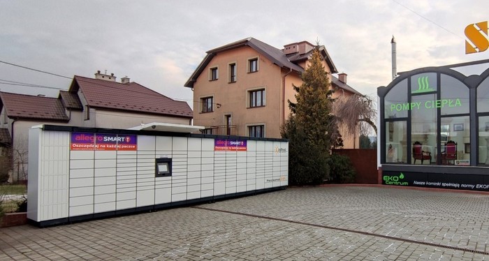Paczkomat KRA294M Na parkingu przed budynkiem biurowym