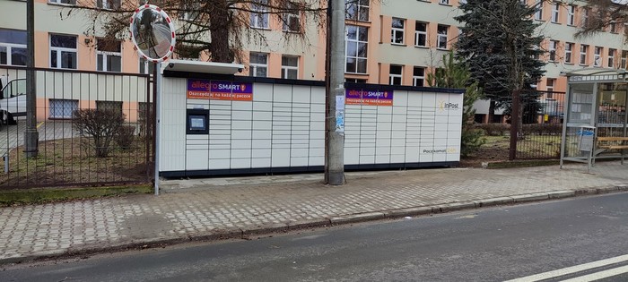Paczkomat KRA296M Teren zielony Szkoły koło przystanku