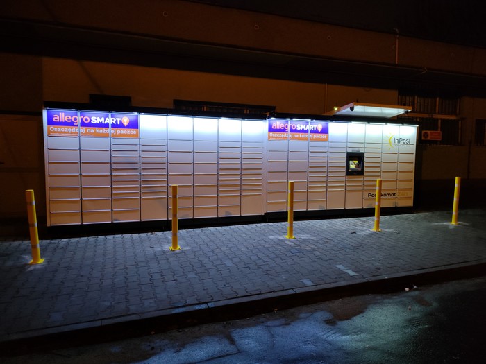 Parcel Locker KRA297M Przy pawilonie handlowym od strony osiedla