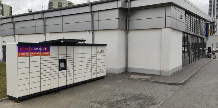 Parcel Locker KRA298M Na parkingu po lewej stronie od wejścia do sklepu Lidl