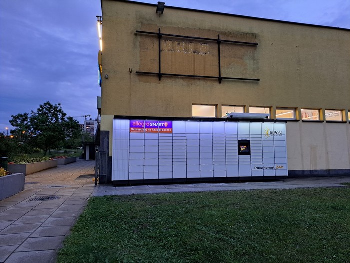 Paczkomat KRA318M ściana budynku administacyjno-handlowego od strony Lewiatana
