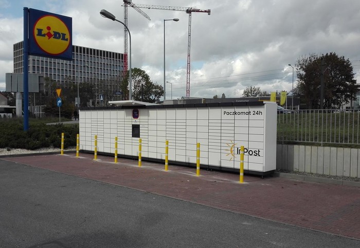 Paczkomat KRA31M Na parkingu sklepu LIDL