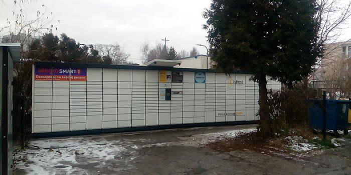 Поштомат KRA31N obok sklepu monopolowego  Happy