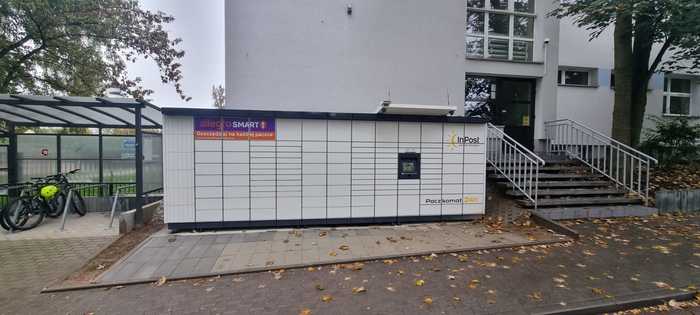 Paczkomat KRA321M Przy przystanku przed Szkołą