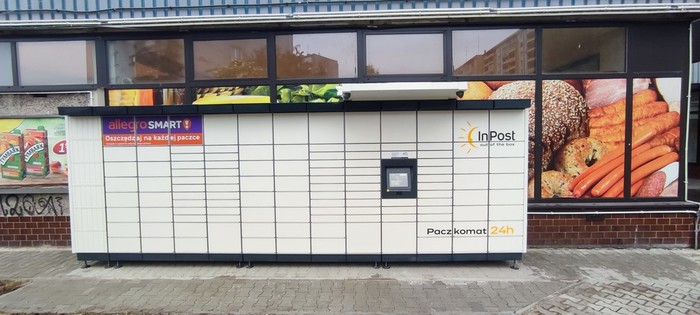 Paczkomat KRA324M Przy pawilonie handlowym od strony osiedla