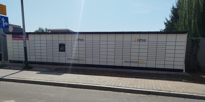 Поштомат KRA325M Przy wjeździe na posesję od strony Kuźnicy Kołłątajowskiej 5 (parking stacji obsługi poj.)