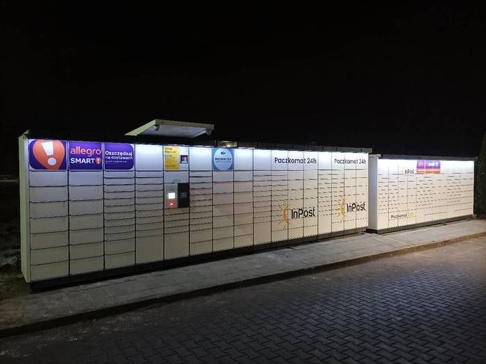 Paczkomat KRA32N Przy wjeździe na parking