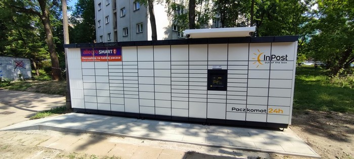 Поштомат KRA332M z tyłu pawilonu handlowego