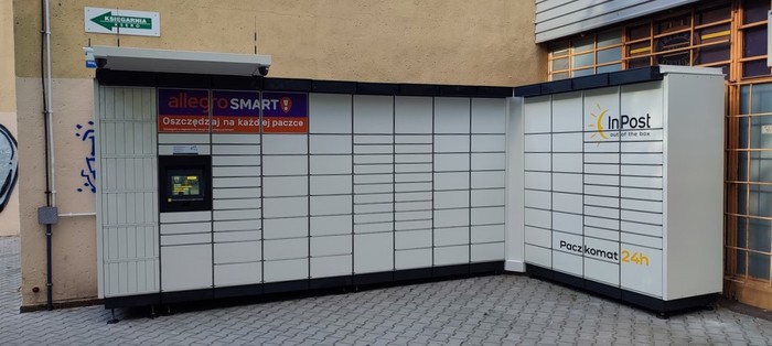 Paczkomat KRA333M z tyłu Pawilonu od str. ul. Bosaków