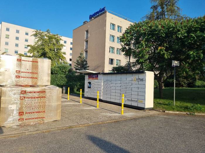 Parcel Locker KRA335M Na parkingu za hotelem