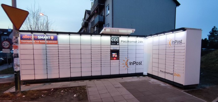 Paczkomat KRA33M Przed wejściem do sklepu Avita