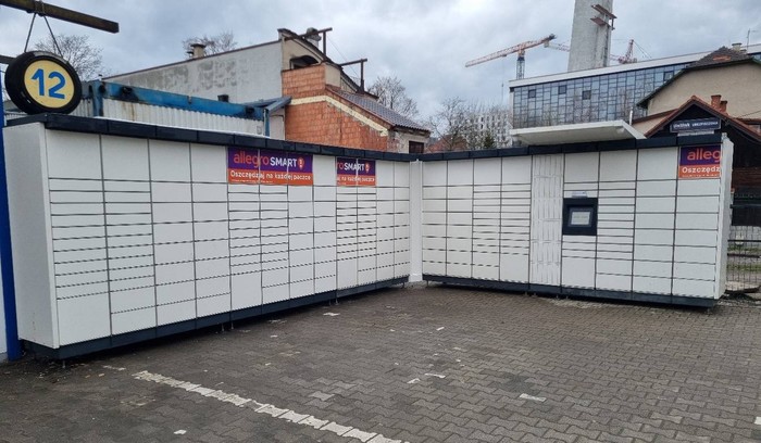 Paczkomat KRA347M Na parking przy ulicy