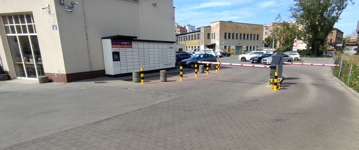 Поштомат KRA348M Boczna ściana sklepu