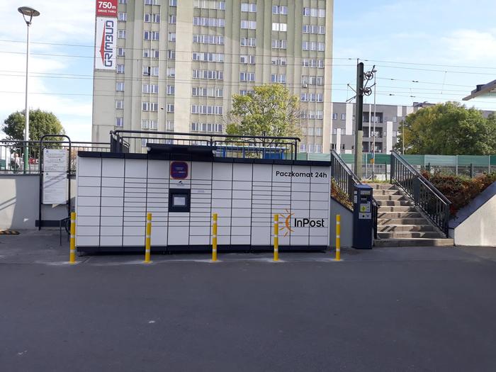 Paczkomat KRA34M Przed wejściem do sklepu Lidl