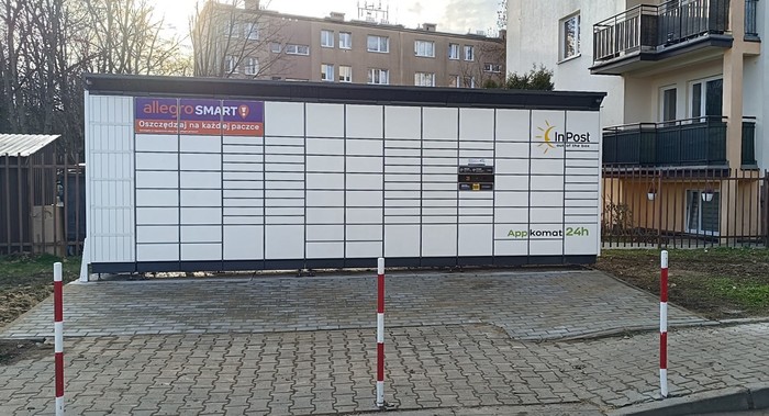Paczkomat KRA35BAPP Przy wjeździe na parking budynku 17d