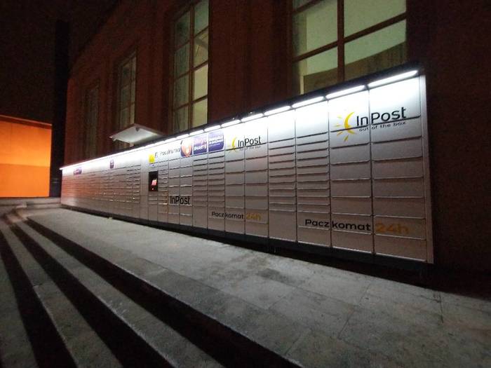 Paczkomat KRA35M Przy wjeździe na parking od ulicy Zamoyskiego