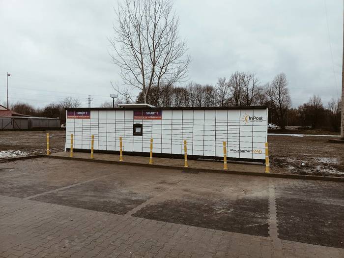 Paczkomat KRA369M Na parkingu przed sklepem LIDL