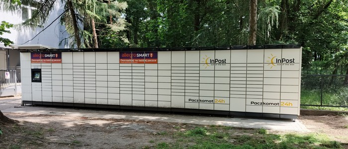 Paczkomat KRA386M Obok Centrum Zdrowia i Profilaktyki