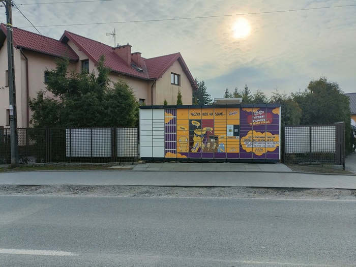 Paczkomat KRA38N Przy głównej bramie