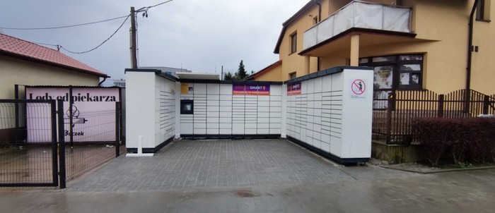Paczkomat KRA397M Na działce na przeciwko pętli autobusowej