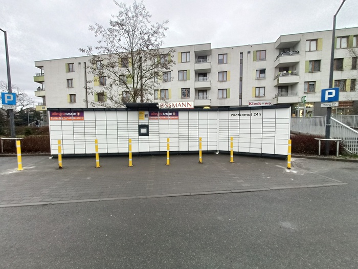 Paczkomat KRA39M Na parkingu sklepu Lidl