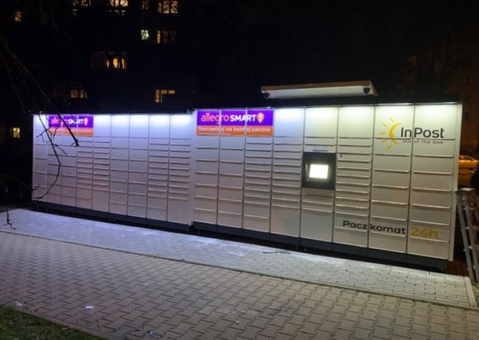 Parcel Locker KRA400M przy skrzyżowaniu obok sklepu Shot