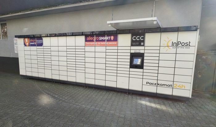 Parcel Locker KRA408M Przy sklepie Lewiatan - tył pawilonu od strony osiedla