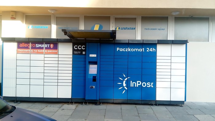 Paczkomat KRA40A Przy sklepie Lewiatan (z boku głównego wejścia)