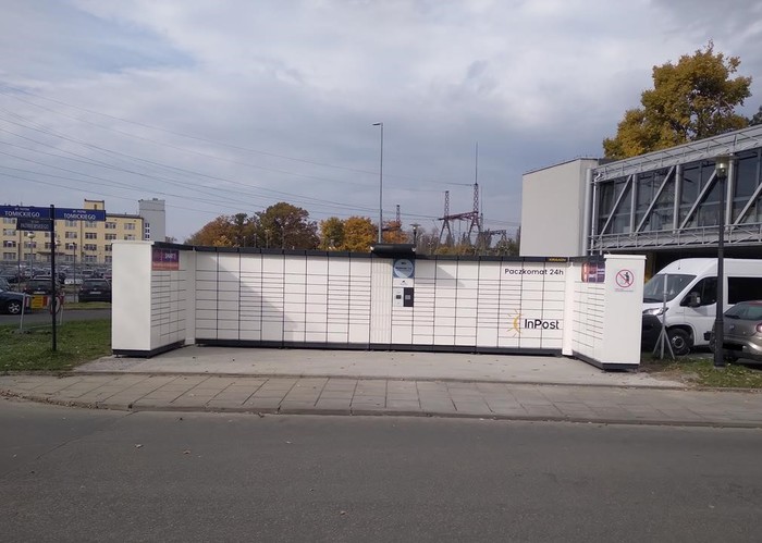 Paczkomat KRA40N Przy budynku Polskiego Związku Motorowego