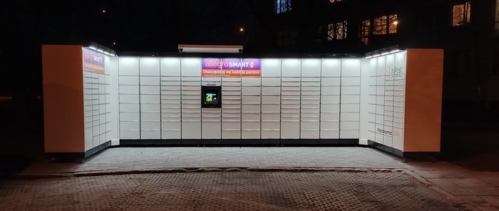 Parcel Locker KRA411M Przy parkingu