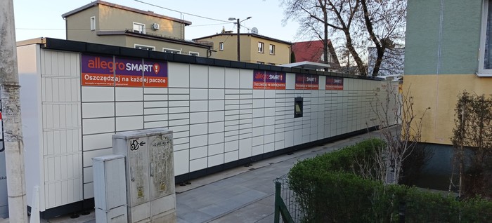 Paczkomat KRA417M Parking róg Jaremy a Gnieźnieńskiej