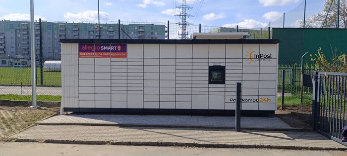 Paczkomat KRA419M Przy wjeździe na osiedle