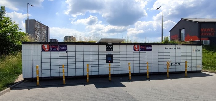 Paczkomat KRA41M Na parkingu sklepu Lidl