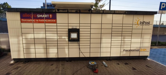 Paczkomat KRA421M Miejsce Parkingowe przed blokiem 12F