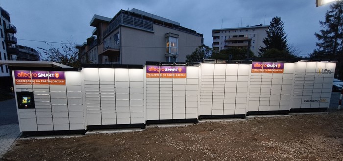 Paczkomat KRA429M Na przeciw  bloku nr 7