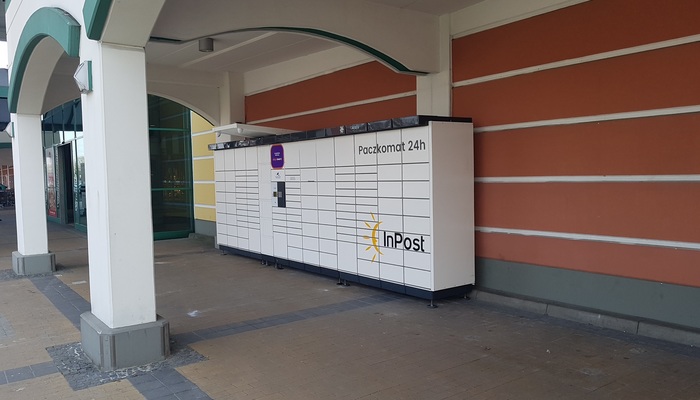 Paczkomat KRA42N Przy wejściu do M1