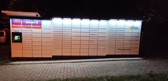 Paczkomat KRA430M Przy skrzyżowaniu Snycerskiej i Muzyków