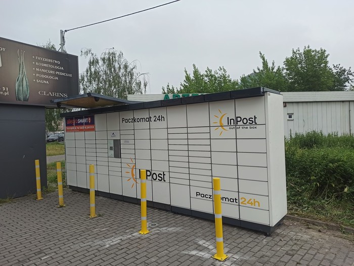 Paczkomat KRA46N Na parkingu przed apteką
