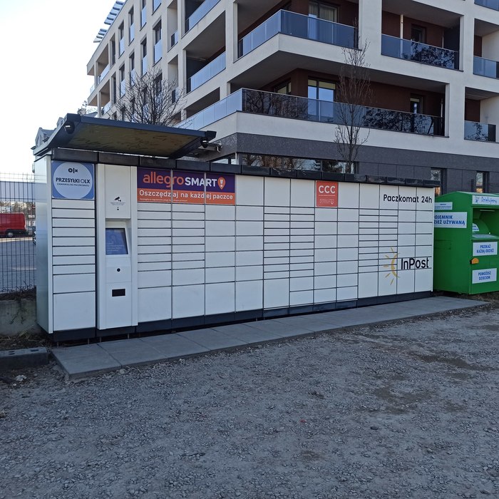 Paczkomat KRA47A Na parkingu przy restauracji Tesone