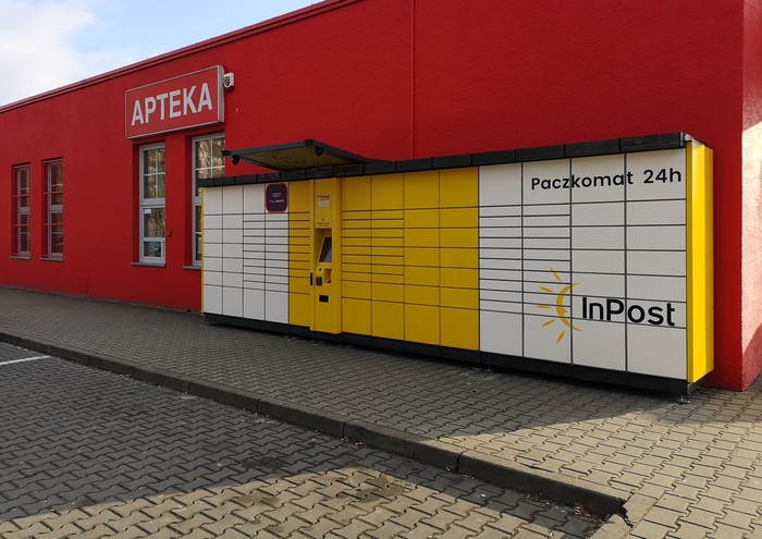 Поштомат KRA48A Przy lewej ścianie budynku