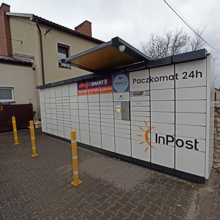 Paczkomat KRA49N Przy bocznej ścianie sklepu Żabka