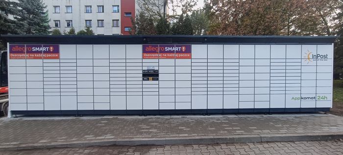 Paczkomat KRA54BAPP Parking przy skrzyżowaniu