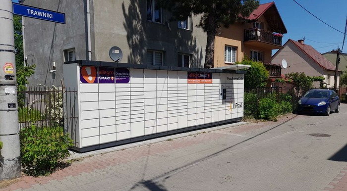 Paczkomat KRA56N od strony ulicy Trawniki