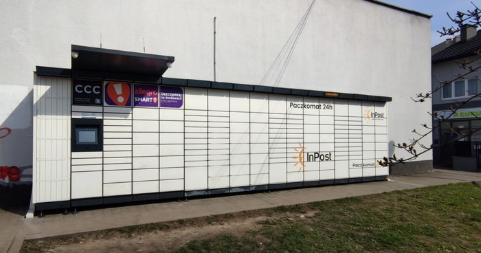 Paczkomat KRA58M Obok sklepu Delikatesy Centrum
