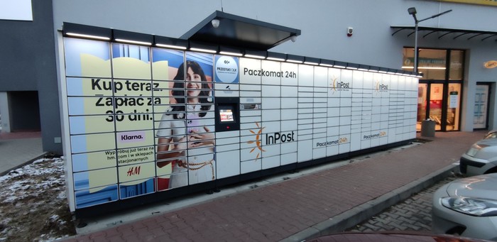 Paczkomat KRA61M Przy wejściu do sklepu Lewiatan