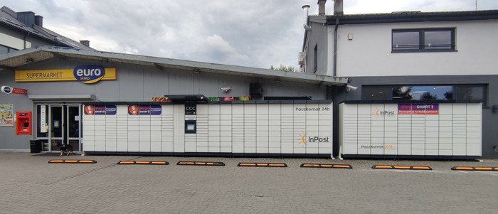 Paczkomat KRA68M przy wejściu do sklepu EURO