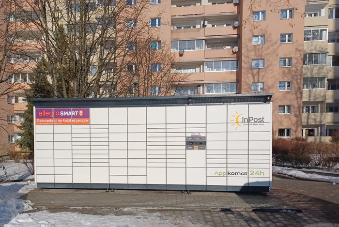 Paczkomat KRA69BAPP Przy parkingu samochodowym
